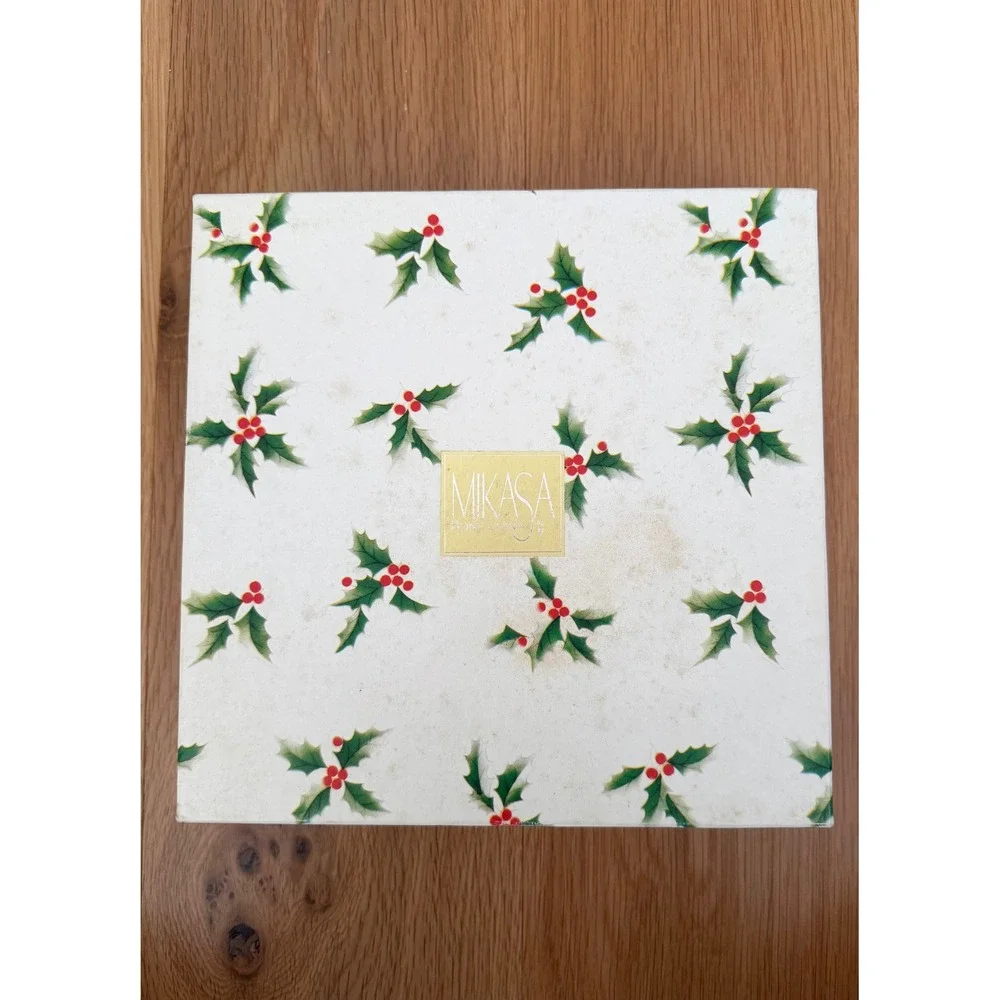 Set of 4 NIB Mikasa Ribbon Holly 8